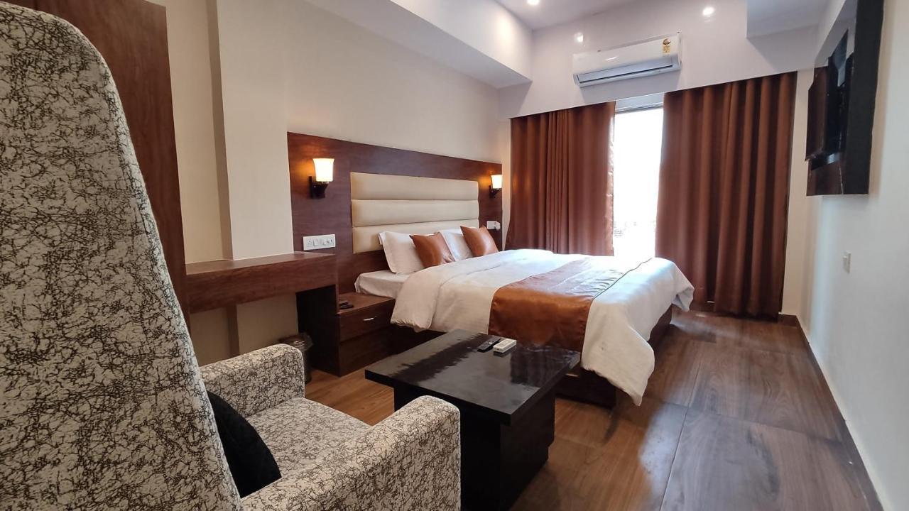 Hotel Blueark Lucknow Exteriör bild
