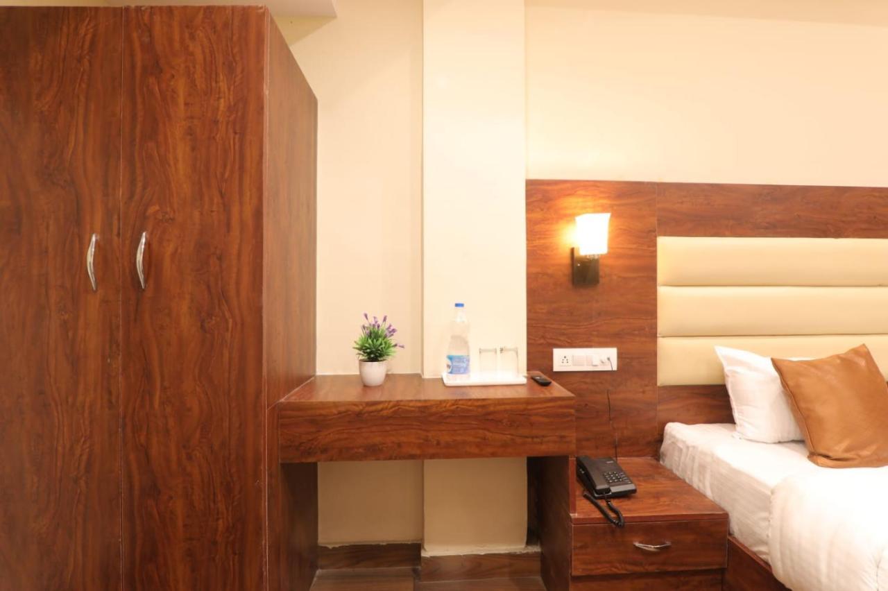 Hotel Blueark Lucknow Exteriör bild